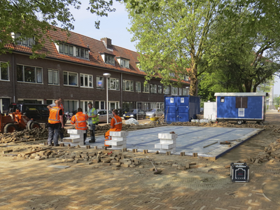 906923 Afbeelding van de aanleg van het kunstwerk 'Ondiep' ontworpen door Teun Castelein in de vorm van een zwembad, op ...